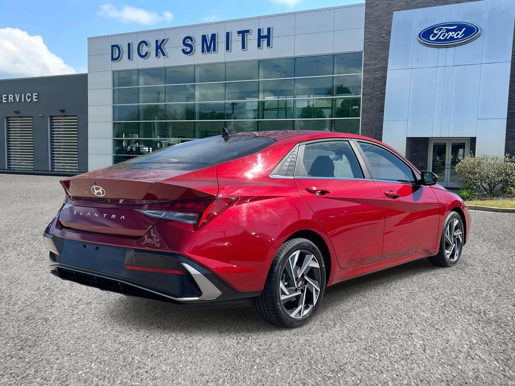 Used 2025 Hyundai Elantra SEL image 4