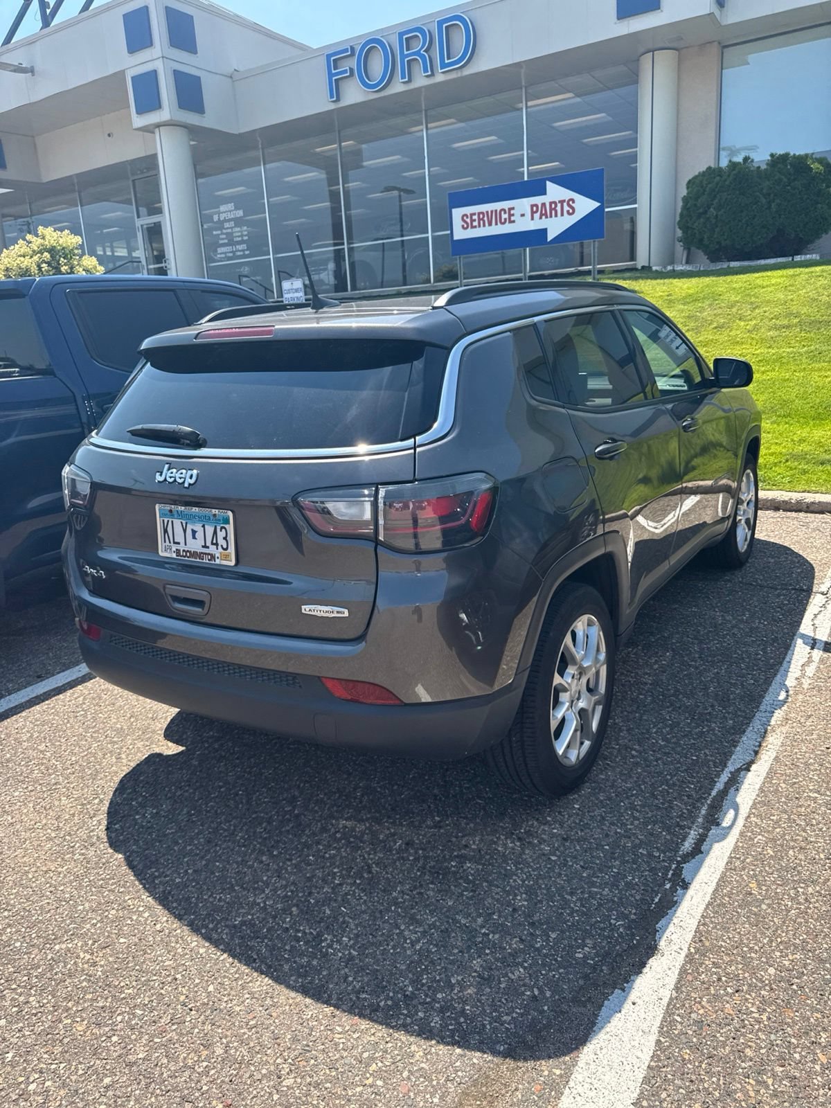 Used 2023 Jeep Compass Latitude w/ Sun and Sound Group AWD/4WD image 2