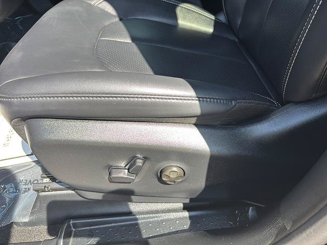 Used 2025 Chrysler Pacifica Select FWD image 12