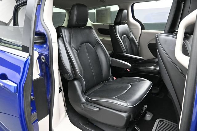 Used 2020 Chrysler Pacifica Limited FWD image 32