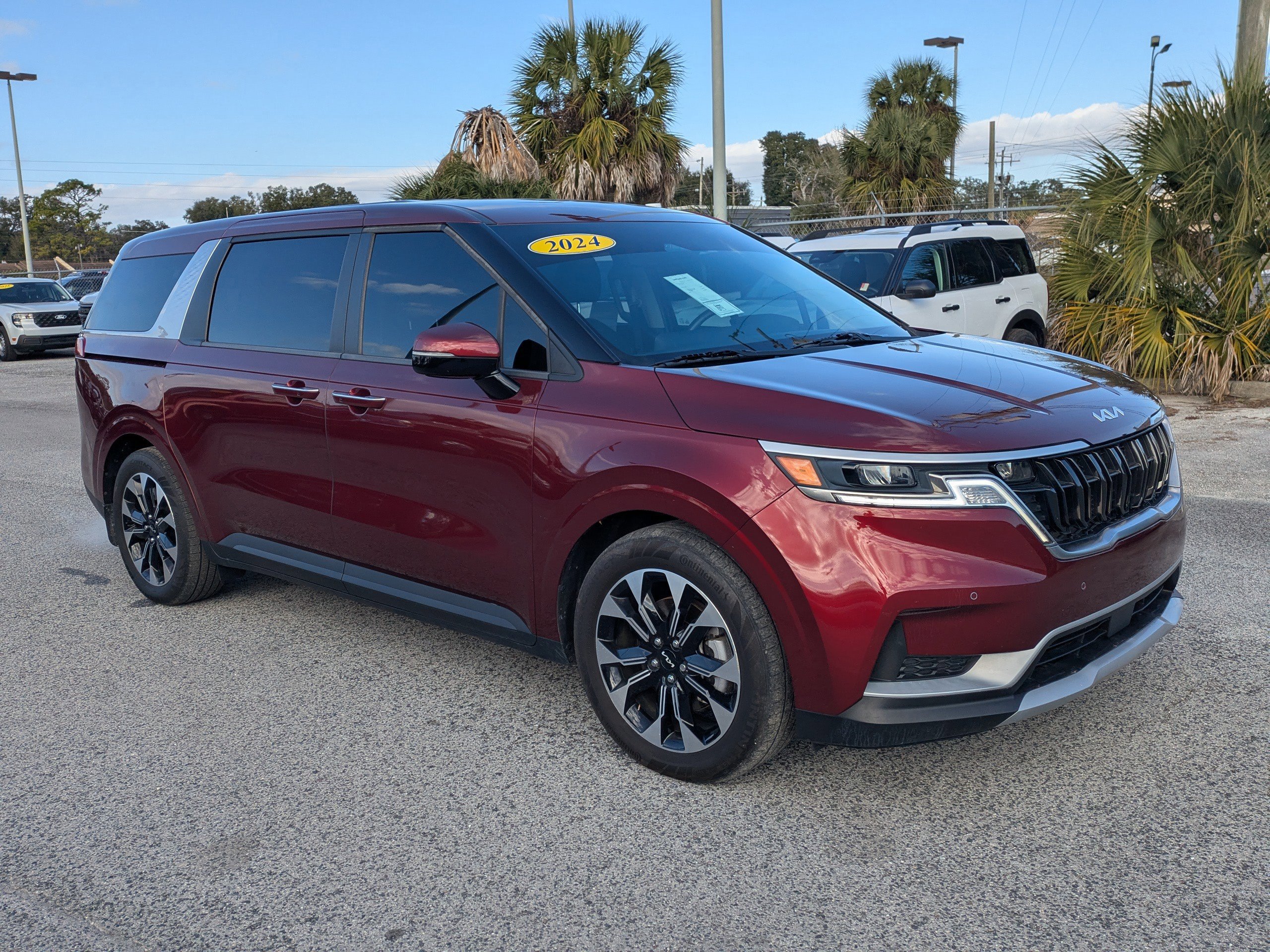 Used 2024 Kia Carnival EX image 8