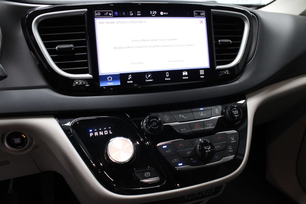 Used 2023 Chrysler Pacifica Touring-L FWD image 33