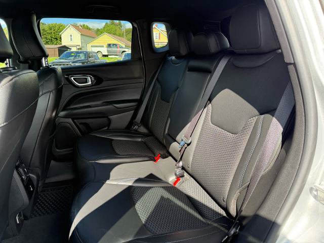 Used 2025 Jeep Compass Latitude w/ Convenience Group AWD/4WD image 9
