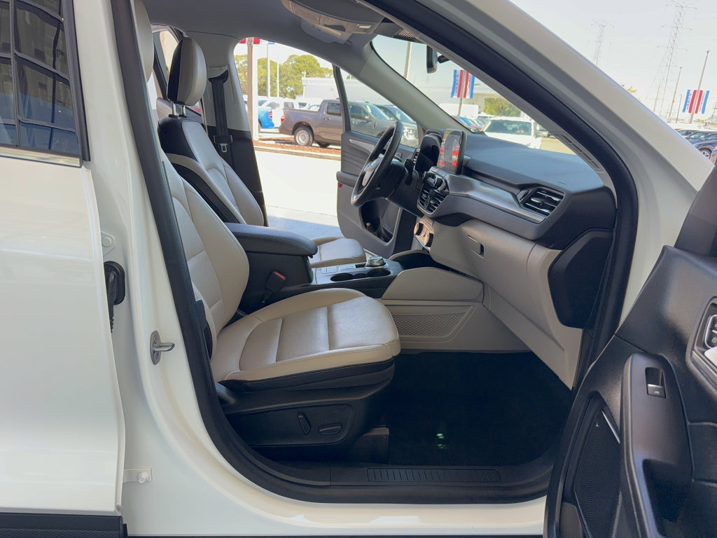 Certified 2022 Ford Escape Titanium AWD/4WD image 13