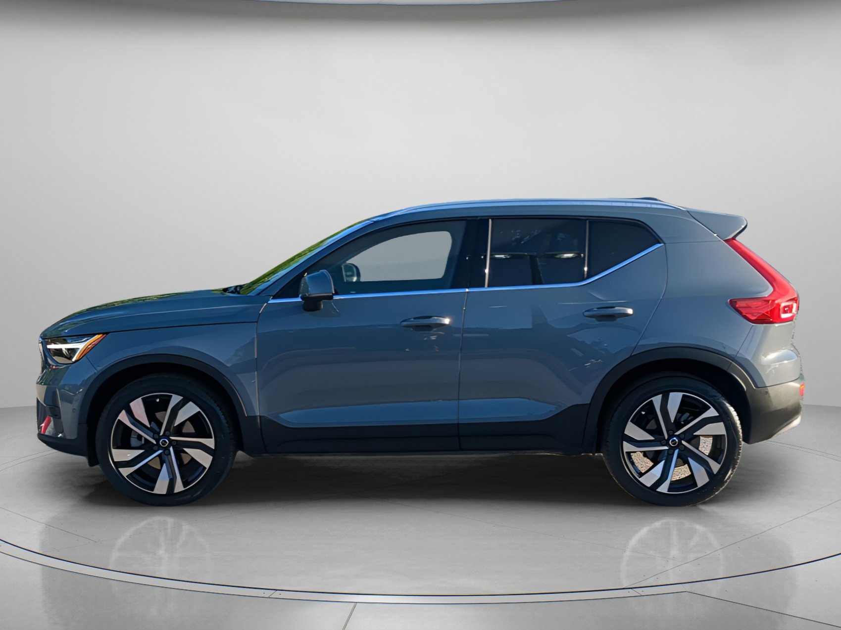 Used 2023 Volvo XC40 B5 Plus w/ Protection Package Premier image 10