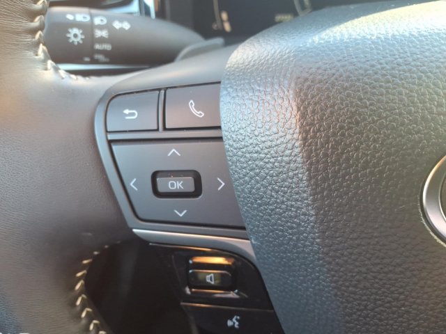 Used 2025 Toyota Camry SE FWD image 25