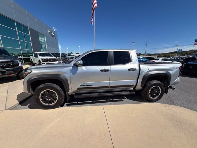 Used 2025 Toyota Tacoma TRD Off-Road w/ TRD Off Road Upgrade Package AWD/4WD image 4