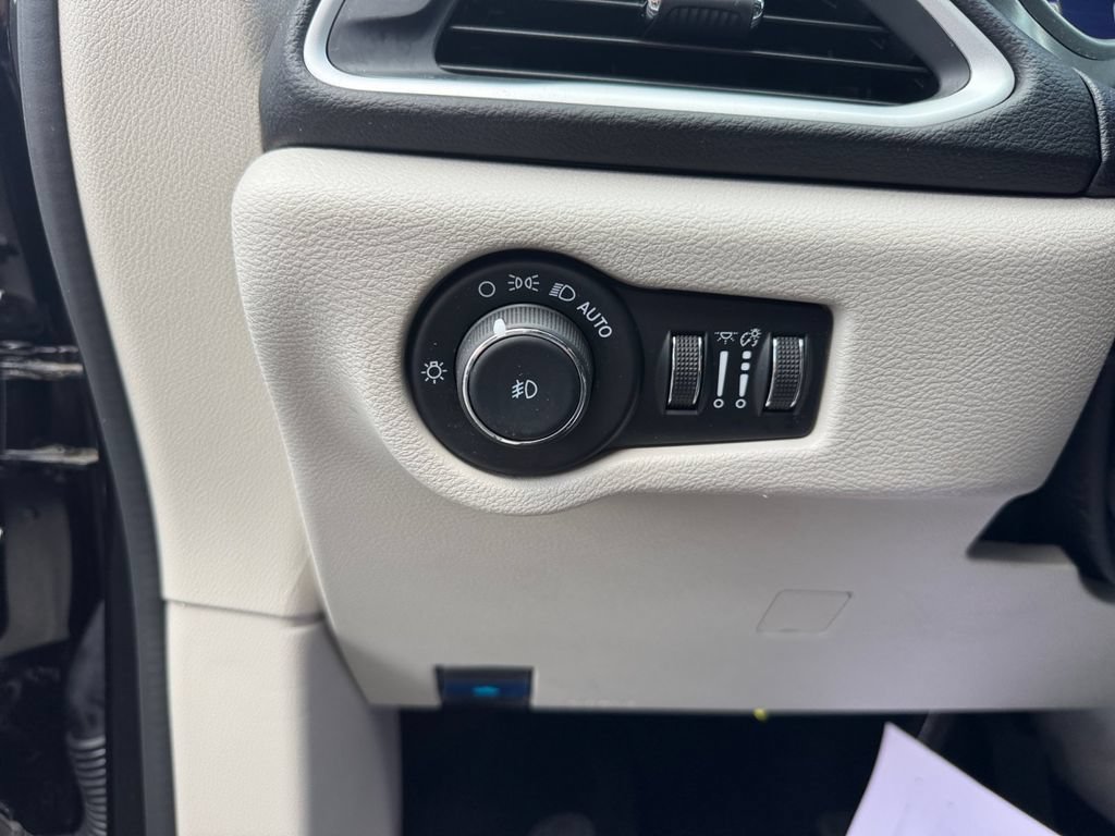 Used 2024 Chrysler Pacifica Touring-L FWD image 36