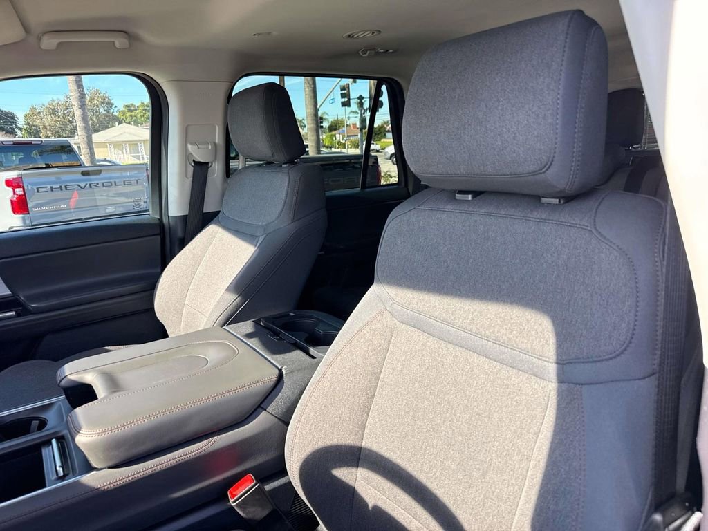 Certified 2025 Ford Expedition Active image 23