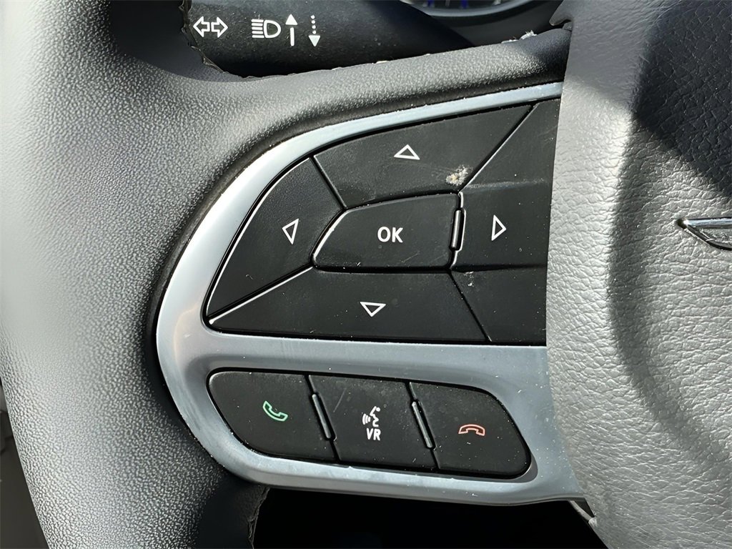 Used 2023 Chrysler Pacifica Touring-L image 27