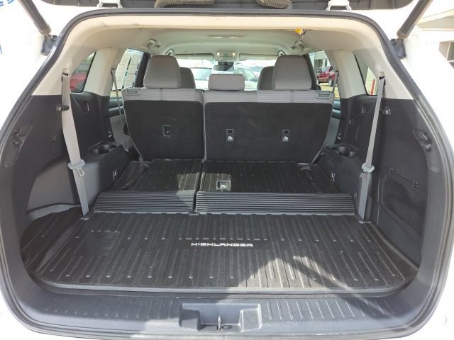 Used 2020 Toyota Highlander LE w/ Protection Package #3 FWD image 26