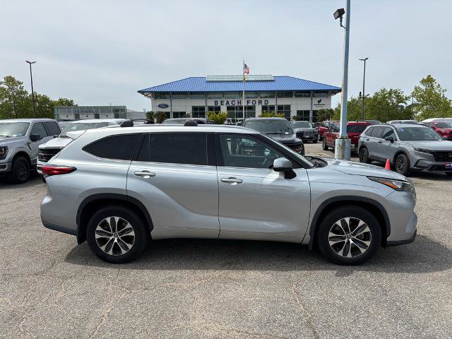 Used 2020 Toyota Highlander XLE AWD/4WD image 4