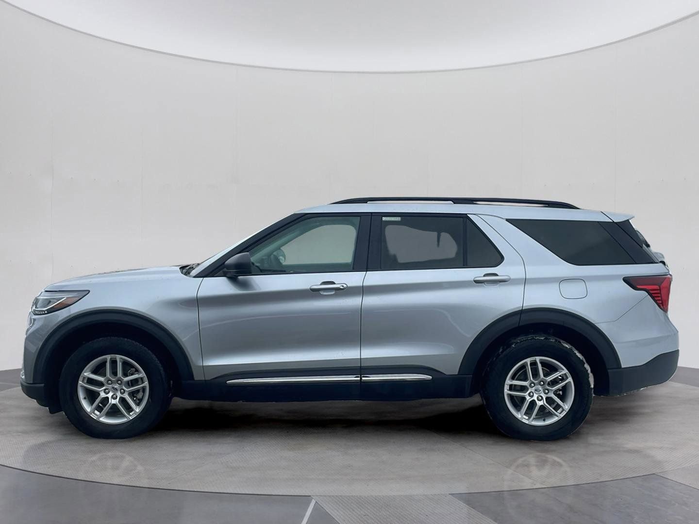 Certified 2025 Ford Explorer Active AWD/4WD image 2
