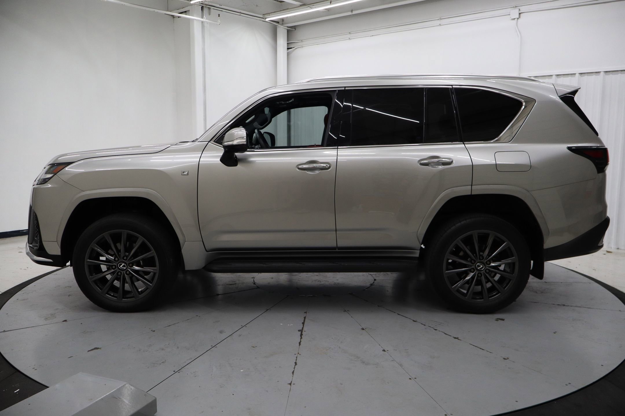 Used 2023 Lexus LX 600 F Sport image 9