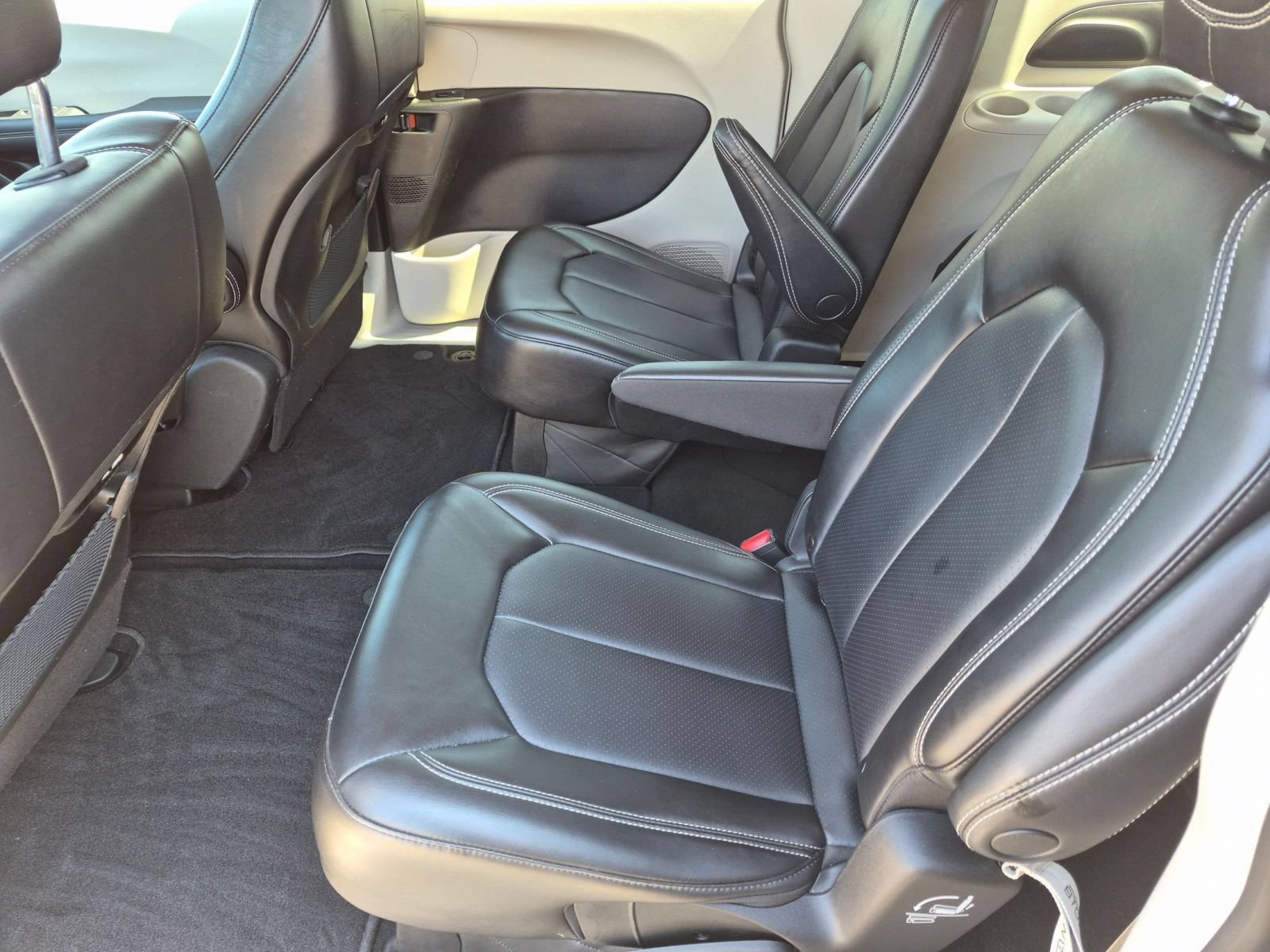 Used 2023 Chrysler Pacifica Touring-L FWD image 24