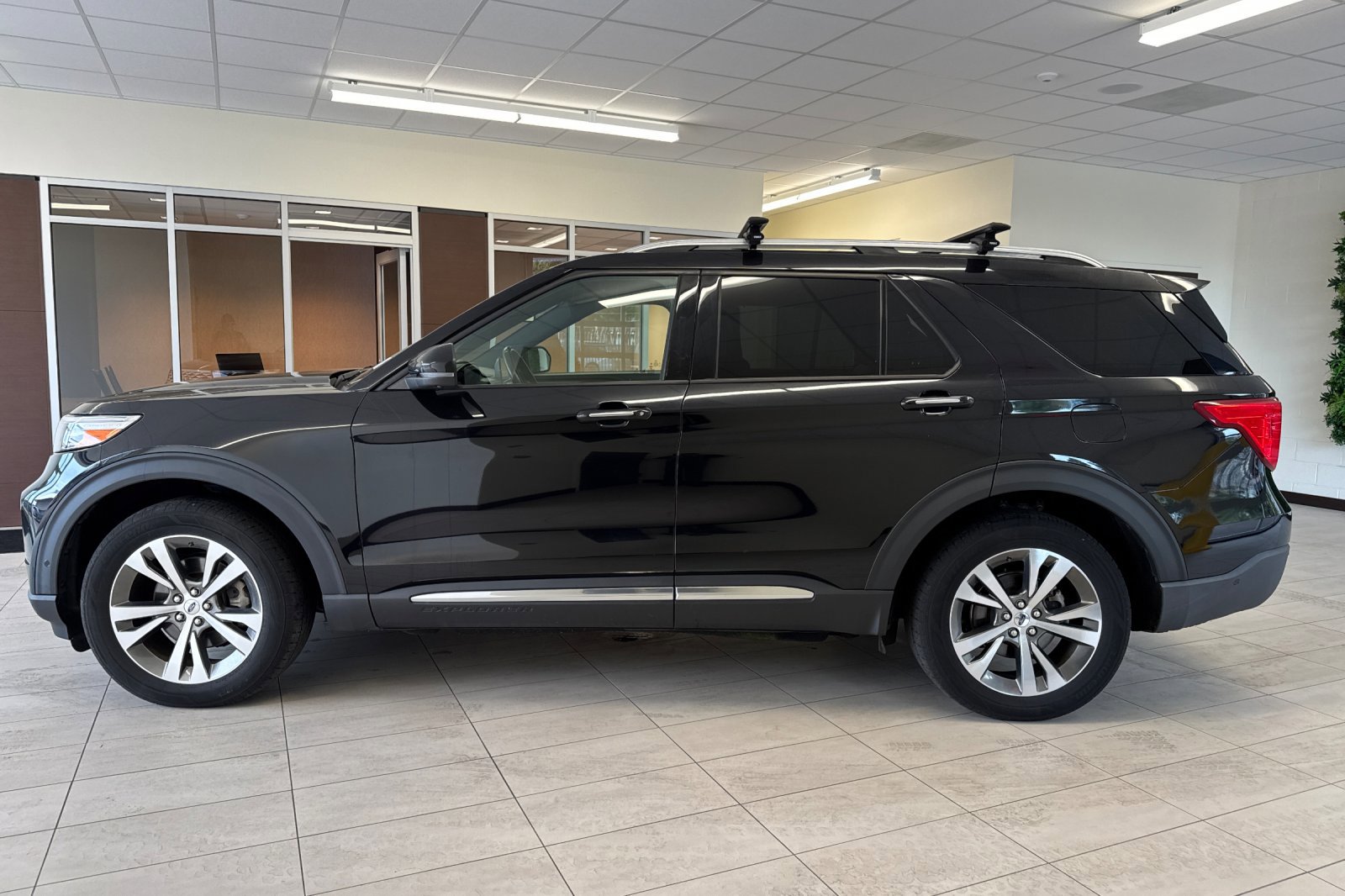Certified 2020 Ford Explorer Platinum w/ Premium Technology Package AWD/4WD image 7
