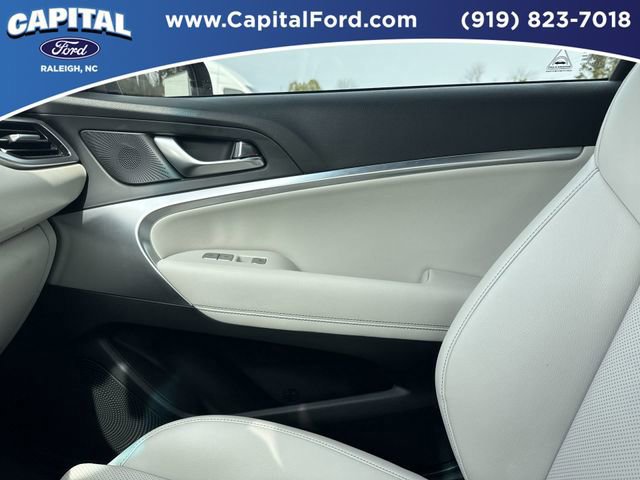 Used 2025 Genesis G70 2.5T image 25