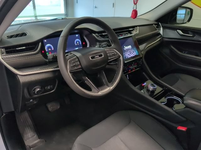 Used 2023 Jeep Grand Cherokee Laredo AWD/4WD image 10