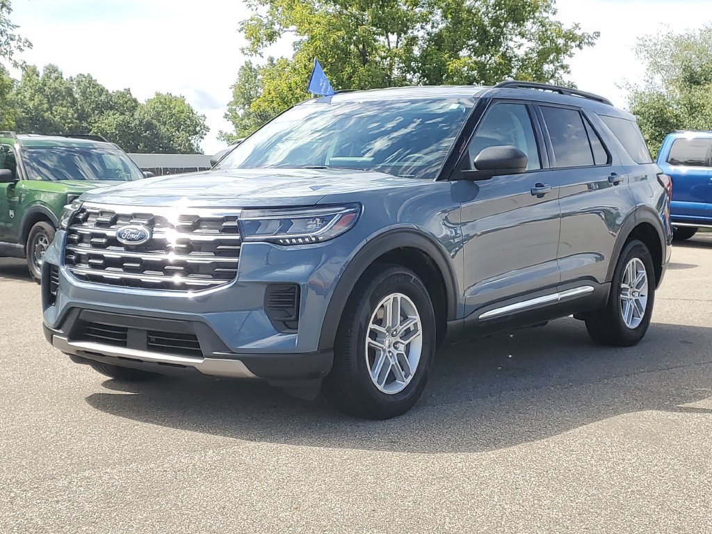 Certified 2025 Ford Explorer Active AWD/4WD image 2