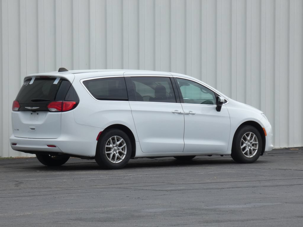 Used 2023 Chrysler Voyager LX FWD image 3
