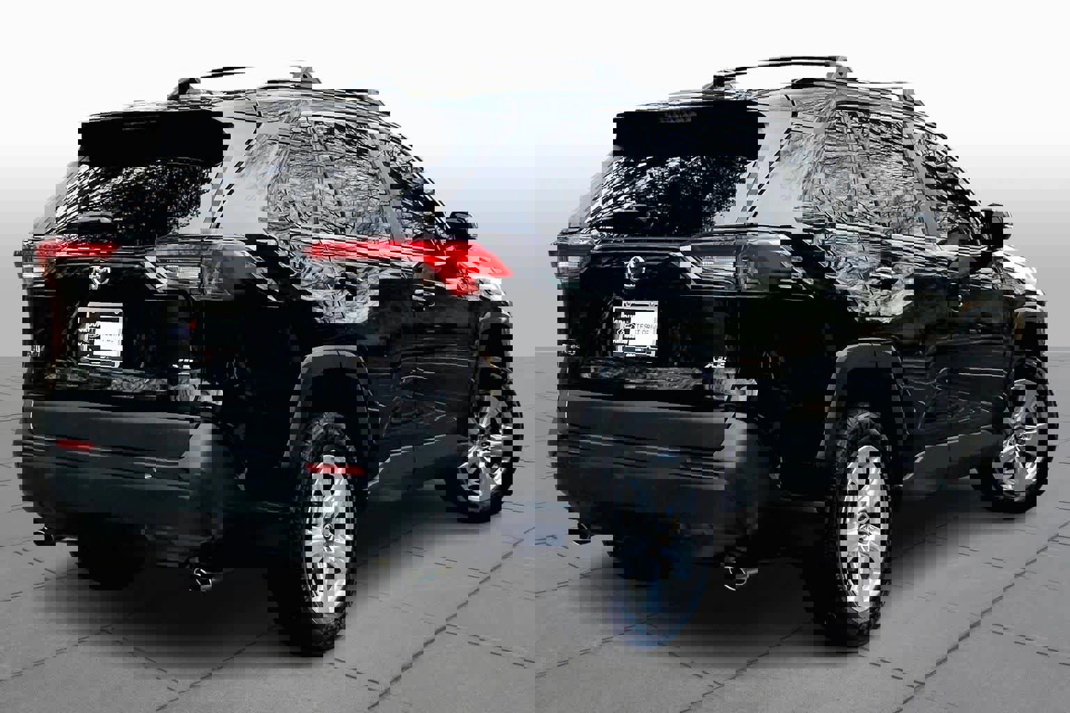 Used 2020 Toyota RAV4 XLE w/ Convenience Package image 4