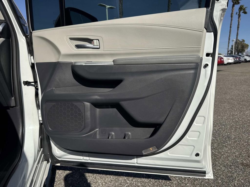 Used 2024 Toyota Sienna Limited image 29