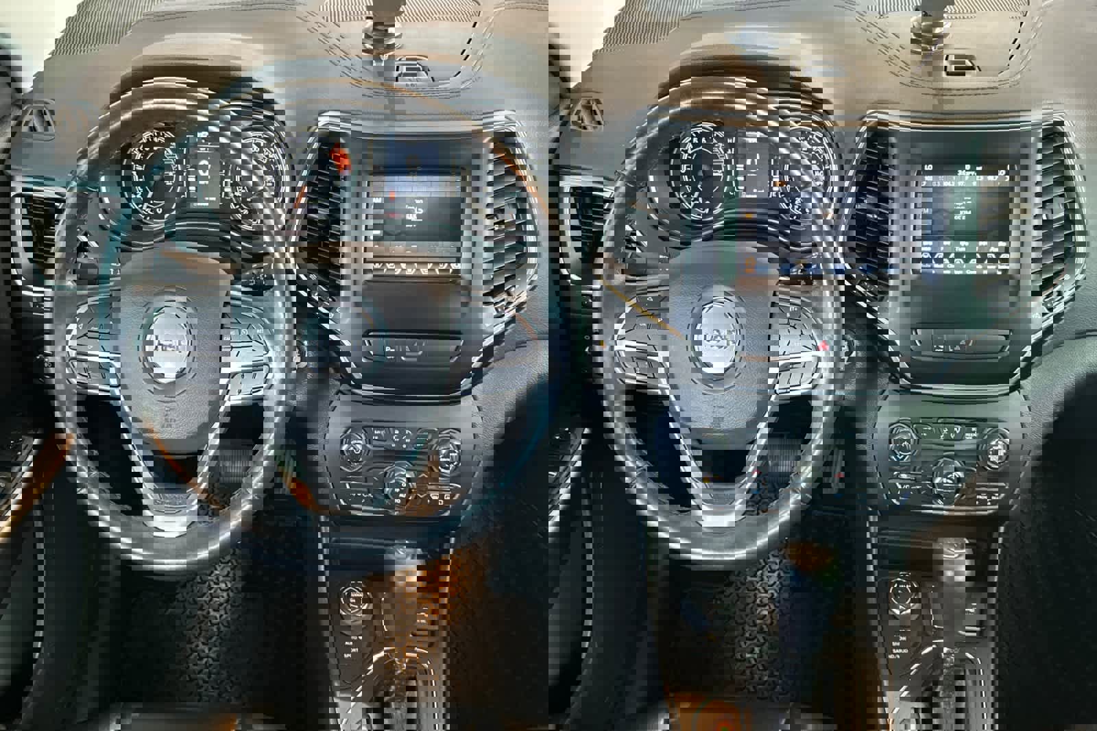 Used 2019 Jeep Cherokee Latitude Plus w/ Comfort/Convenience Group image 14