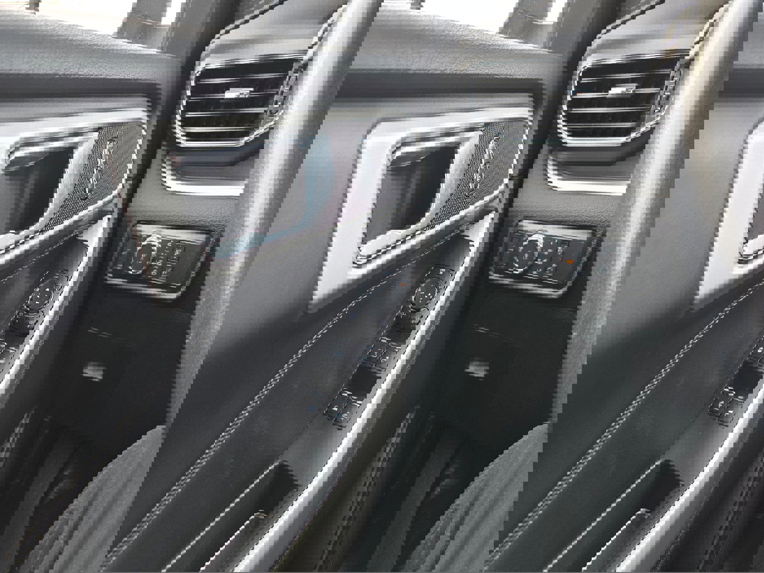 Certified 2022 Ford Explorer XLT w/ Equipment Group 202A image 19