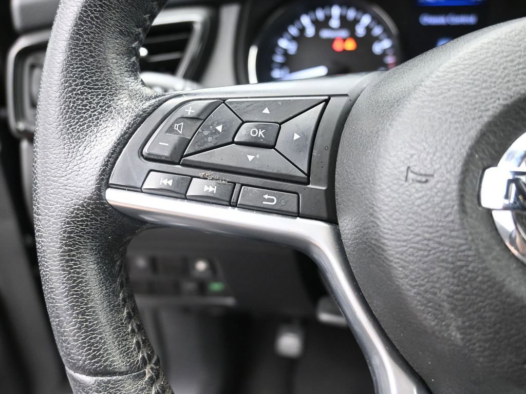 Used 2019 Nissan Rogue S w/ Special Edition Package FWD image 3