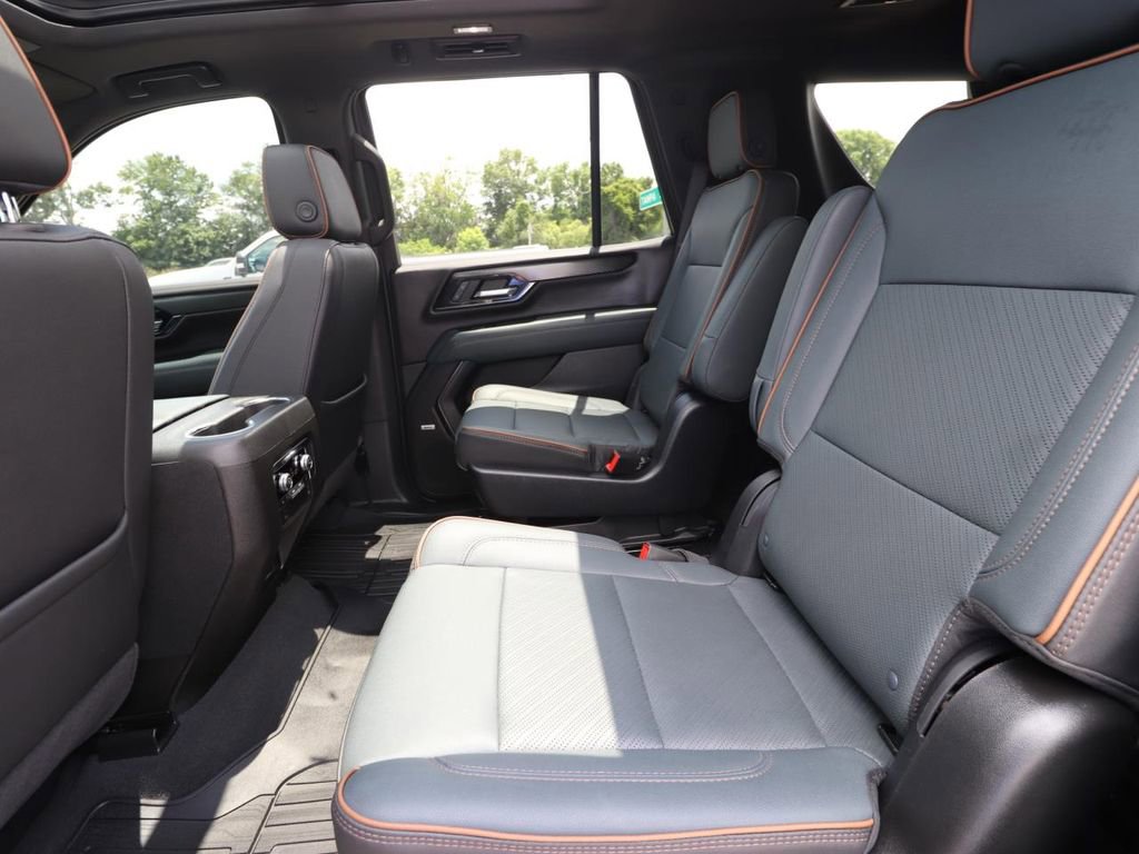 Used 2025 GMC Yukon AT4 AWD/4WD image 14