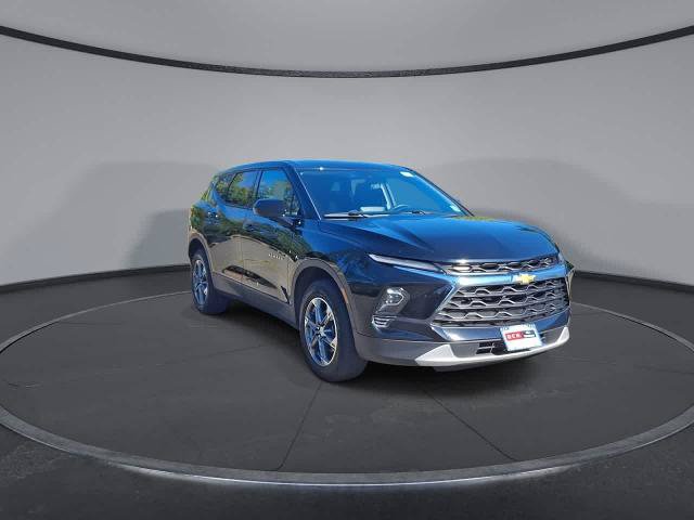 Used 2025 Chevrolet Blazer LT AWD/4WD image 2