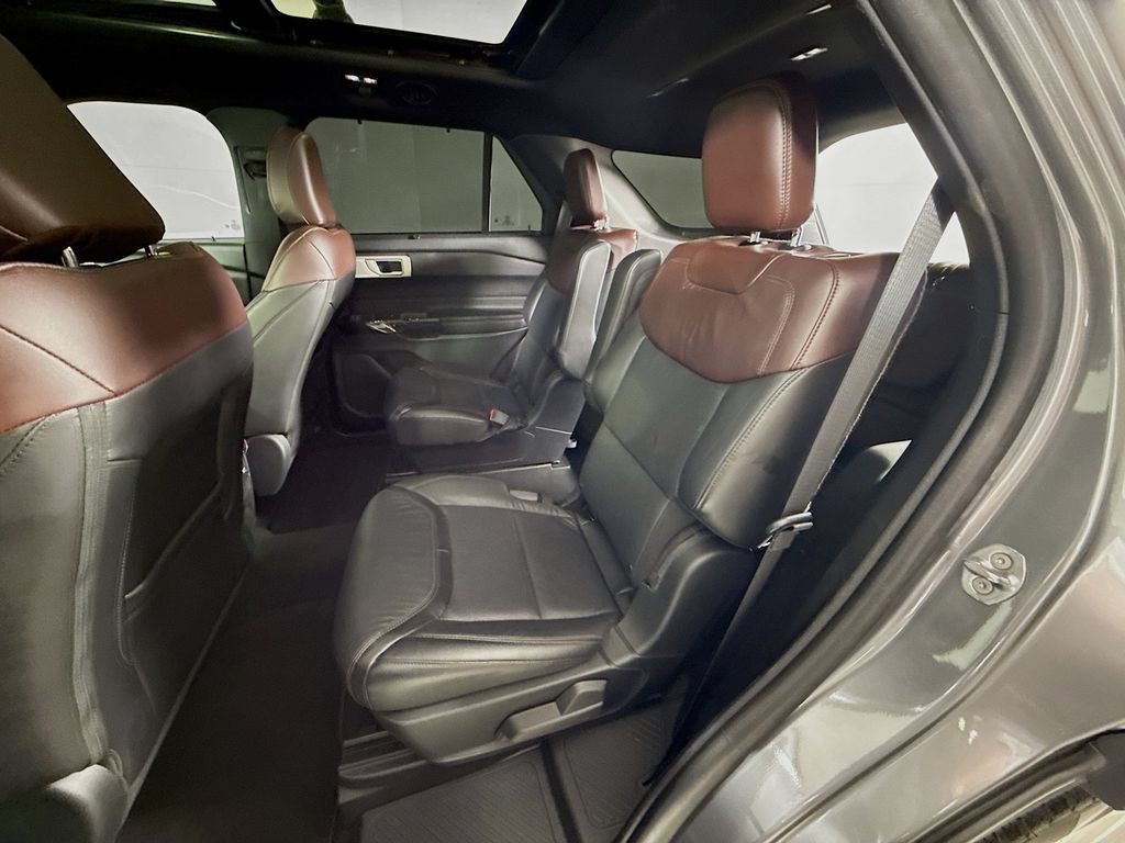 Certified 2024 Ford Explorer Platinum w/ Technology Package AWD/4WD image 8