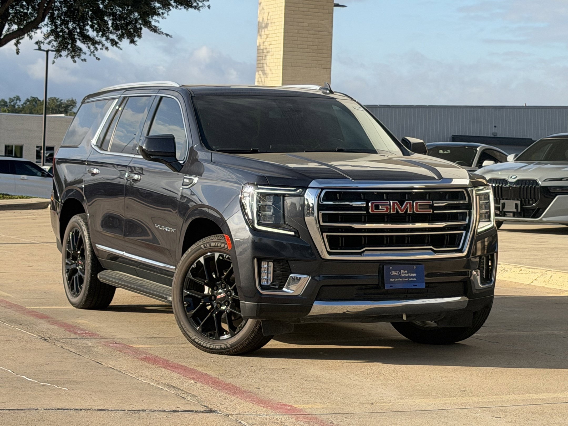 Used 2023 GMC Yukon SLT AWD/4WD image 2