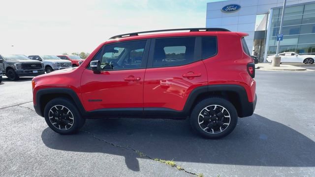 Used 2023 Jeep Renegade Latitude AWD/4WD image 3