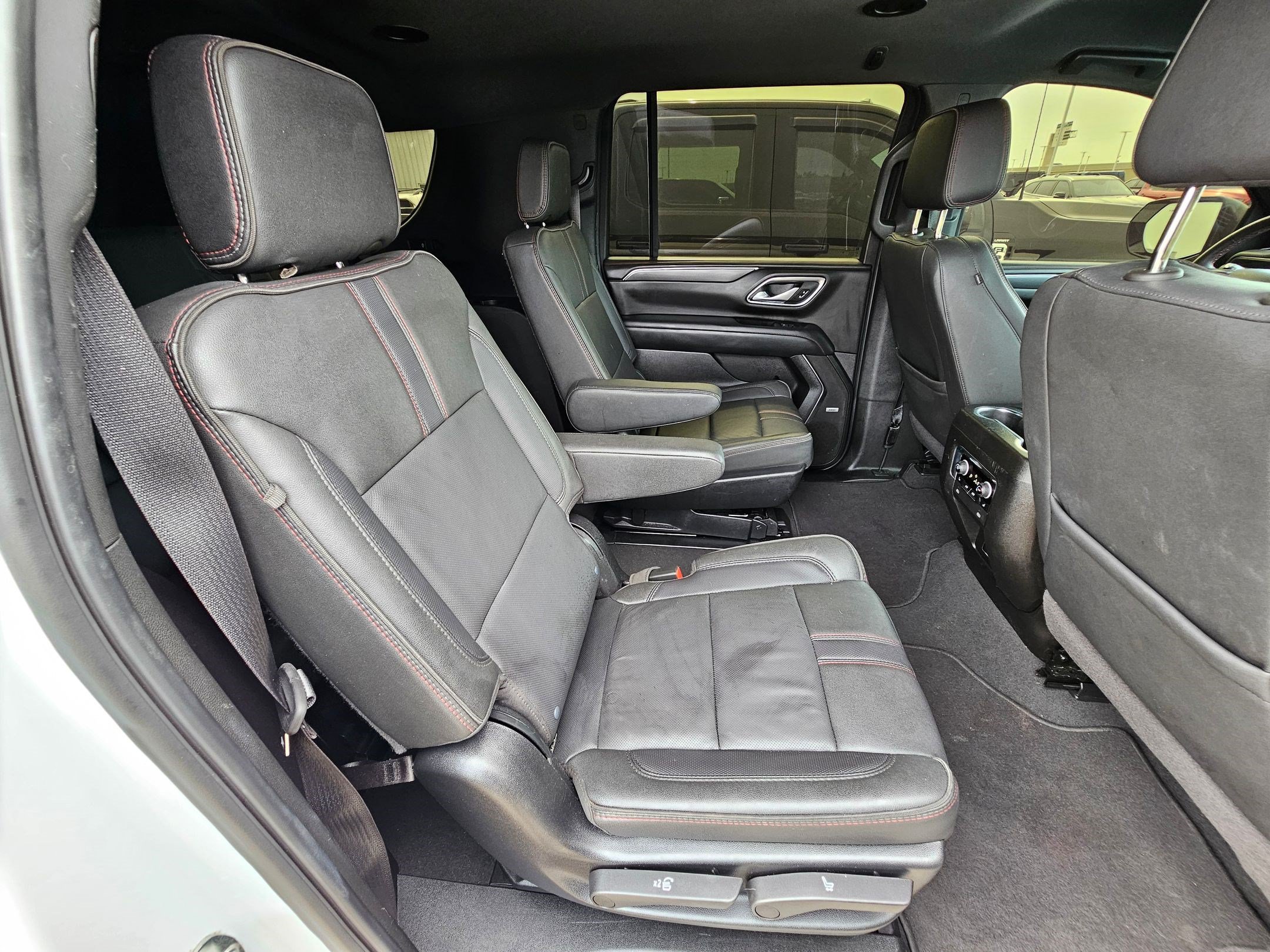 Used 2024 Chevrolet Suburban RST w/ Luxury Package AWD/4WD image 32