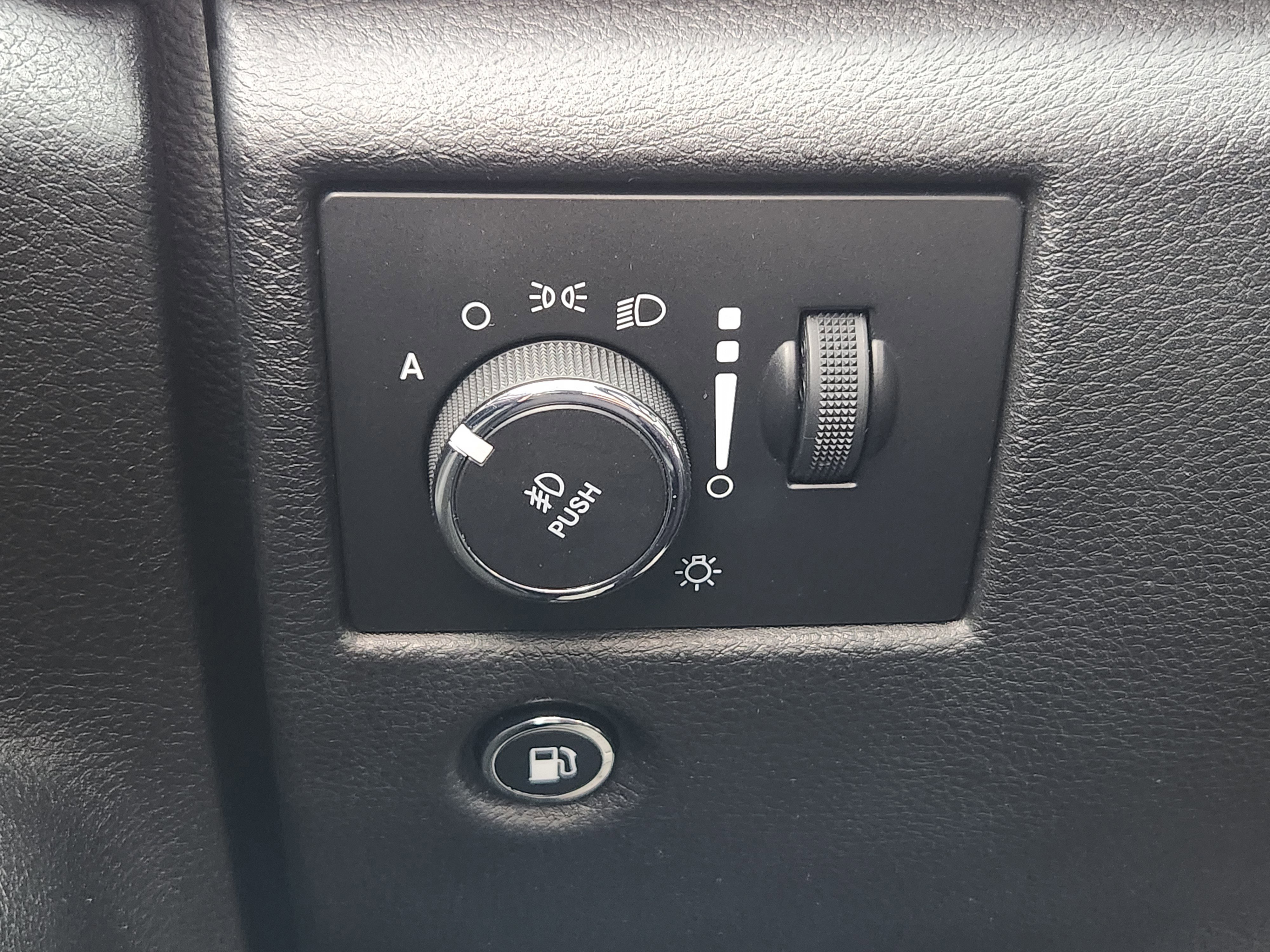 Used 2018 Jeep Grand Cherokee Limited image 27