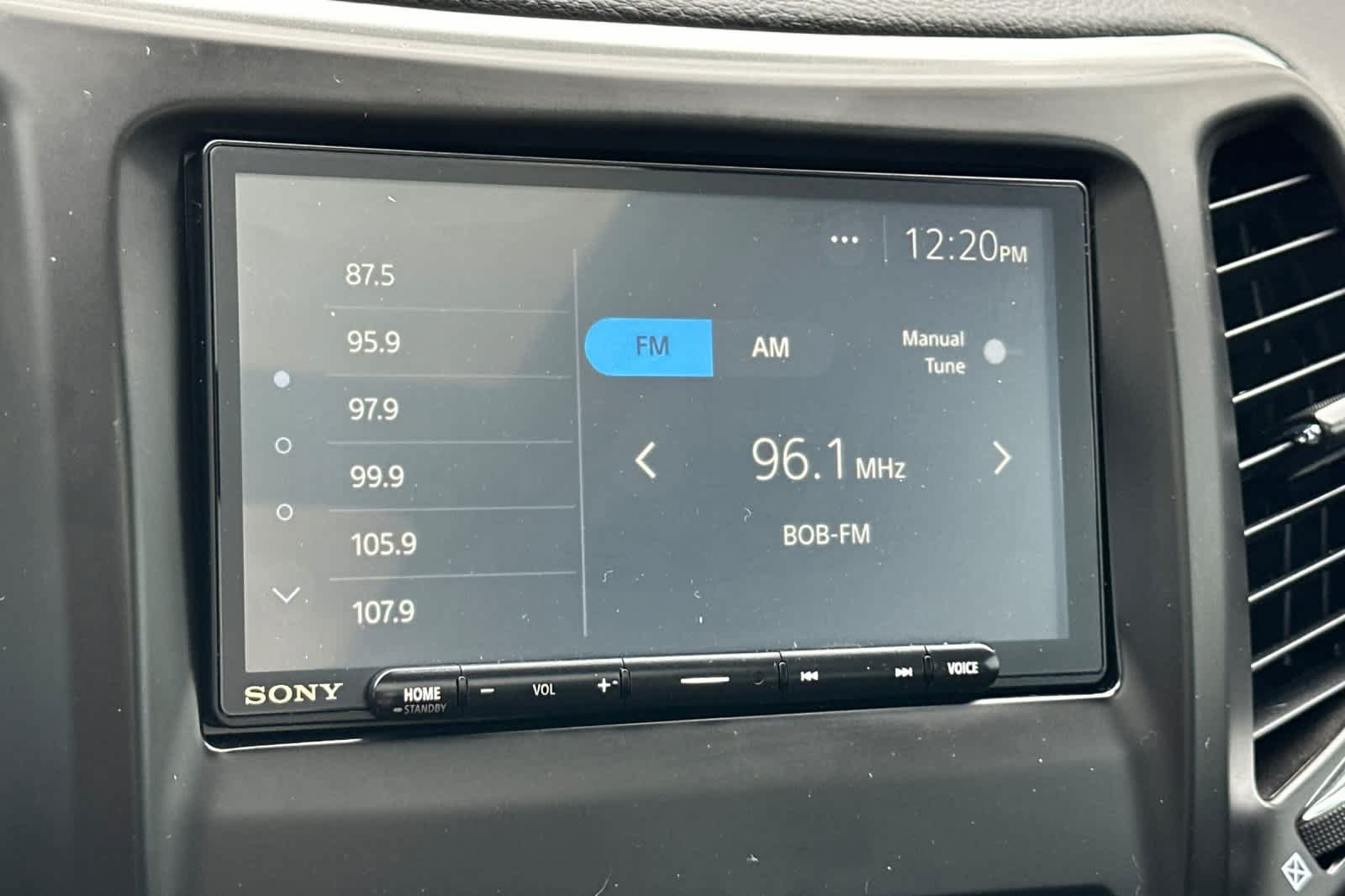 Used 2019 Jeep Cherokee Trailhawk AWD/4WD image 18