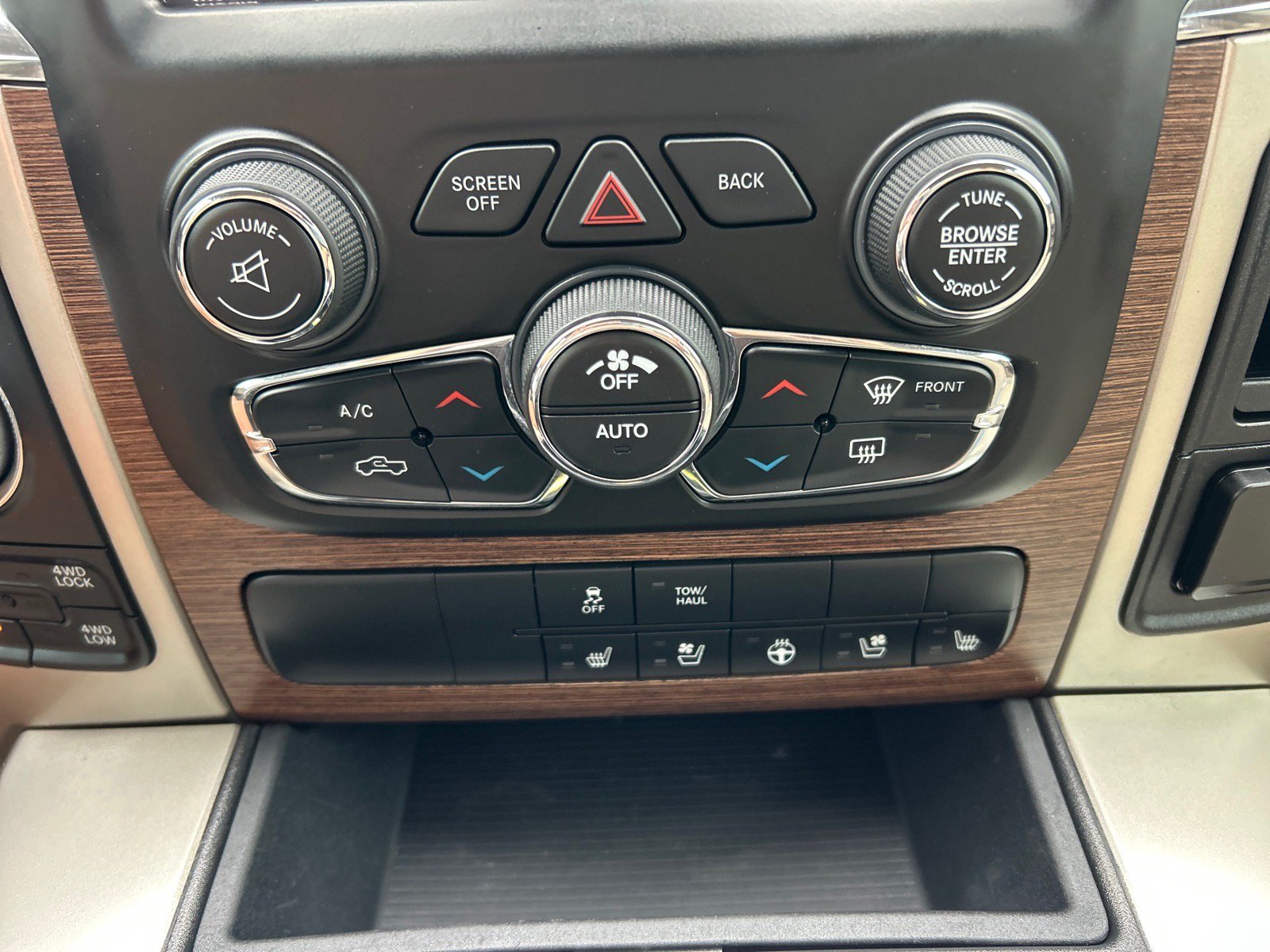 Used 2018 RAM 1500 Laramie w/ Convenience Group AWD/4WD image 29