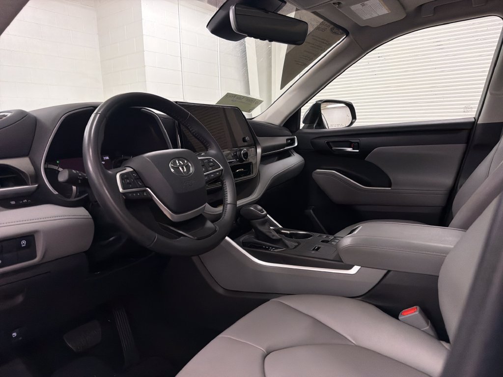 Used 2024 Toyota Highlander XLE FWD image 6