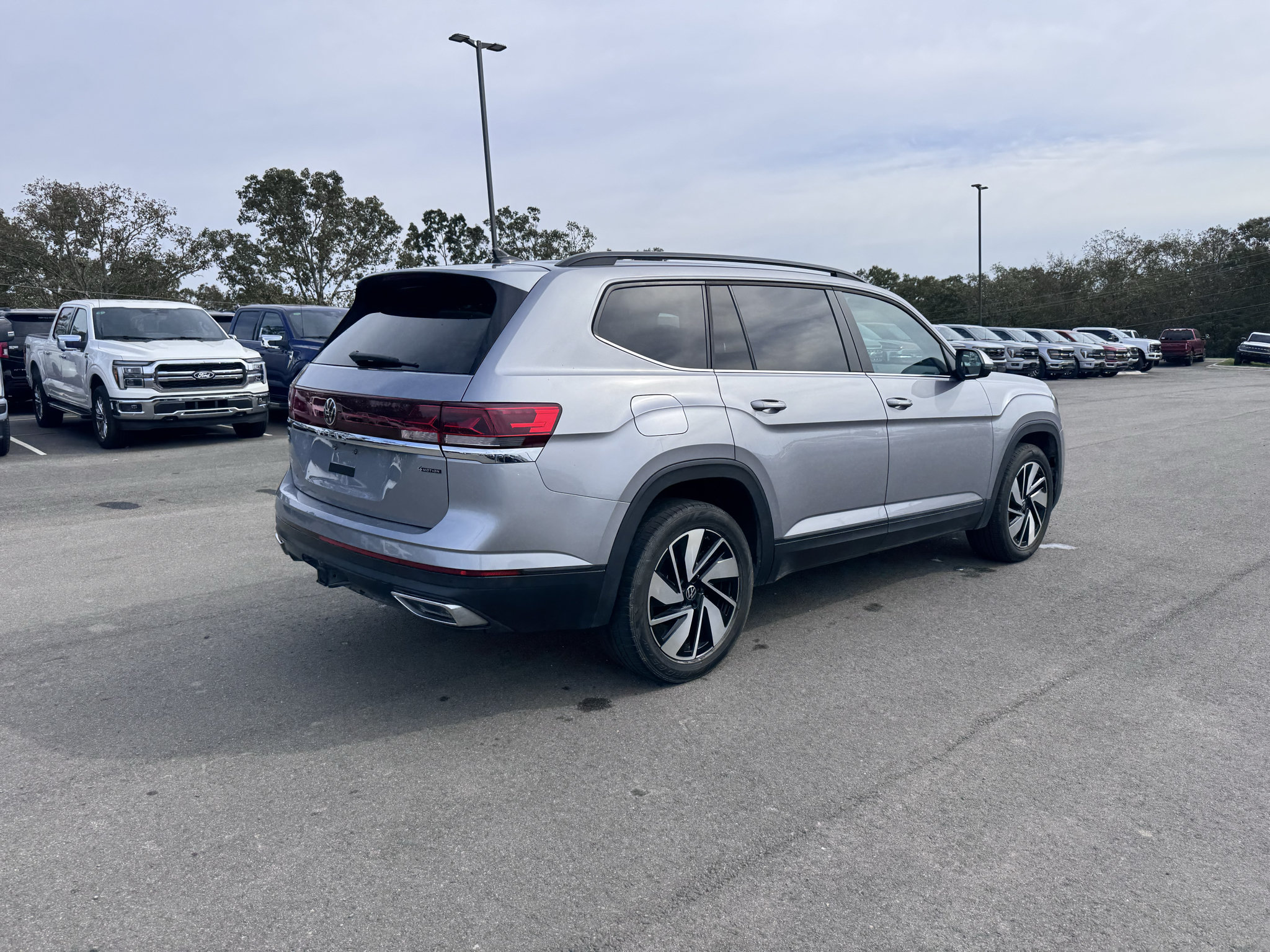 Used 2024 Volkswagen Atlas SE AWD/4WD image 12
