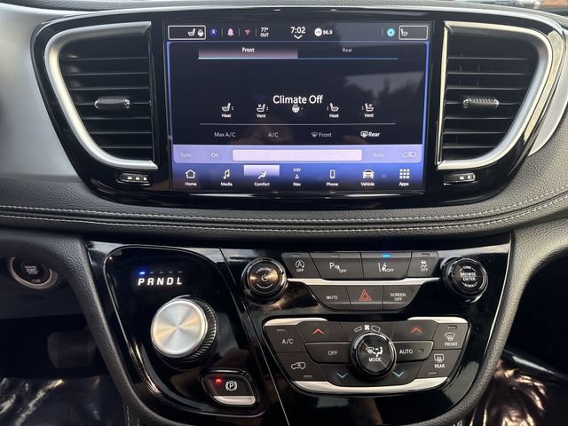 Used 2025 Chrysler Pacifica Limited FWD image 19