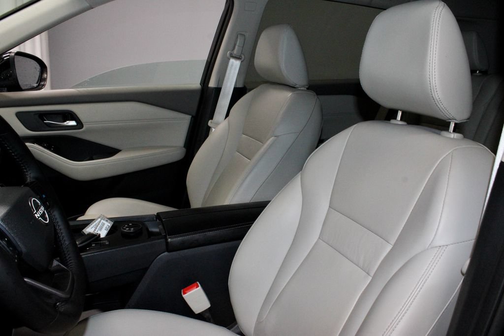 Used 2025 Nissan Rogue SL AWD/4WD image 26