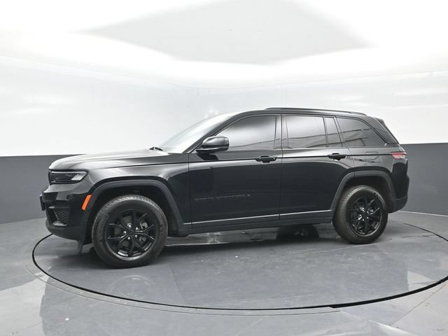 Used 2025 Jeep Grand Cherokee Altitude AWD/4WD image 4