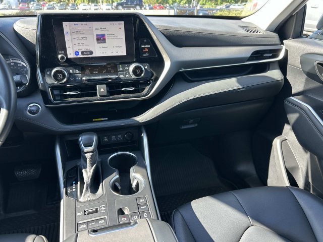 Used 2023 Toyota Highlander XLE AWD/4WD image 16