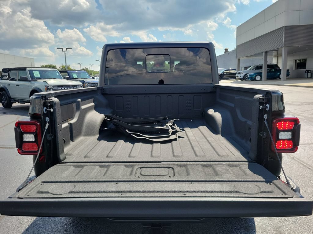 Used 2025 Jeep Gladiator Mojave w/ Convenience Group AWD/4WD image 10
