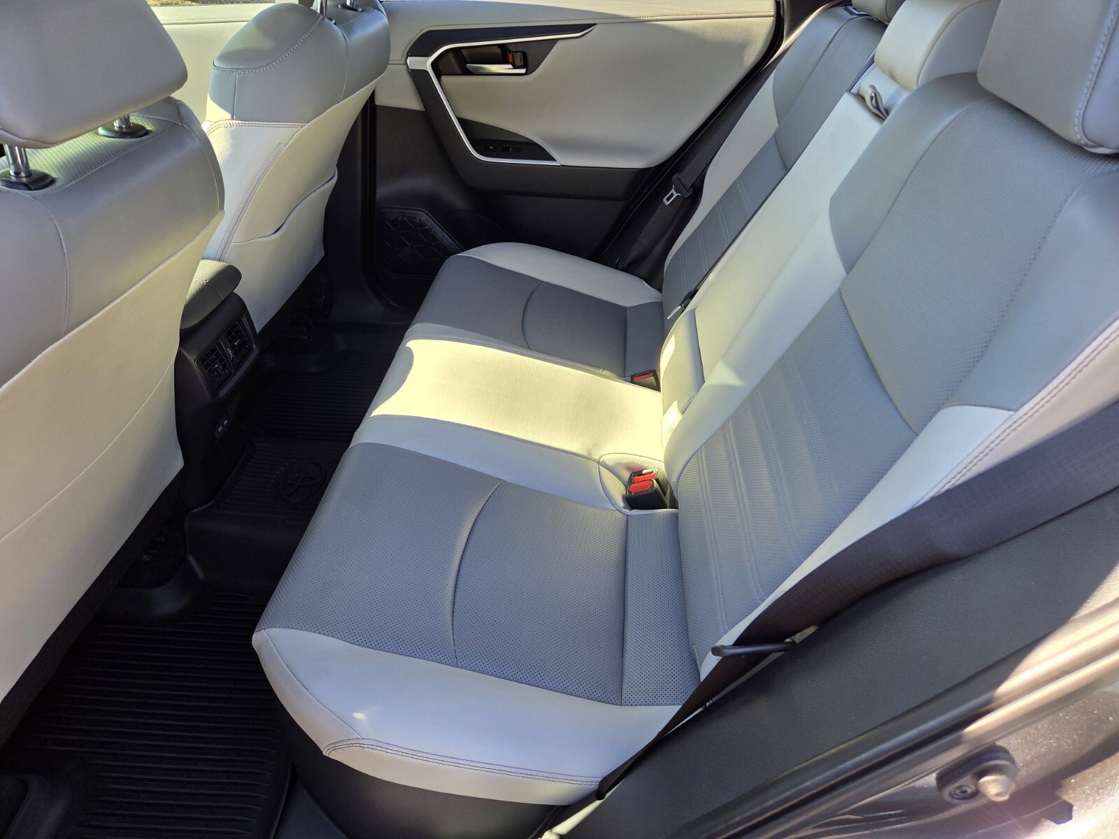 Used 2024 Toyota RAV4 Limited image 12