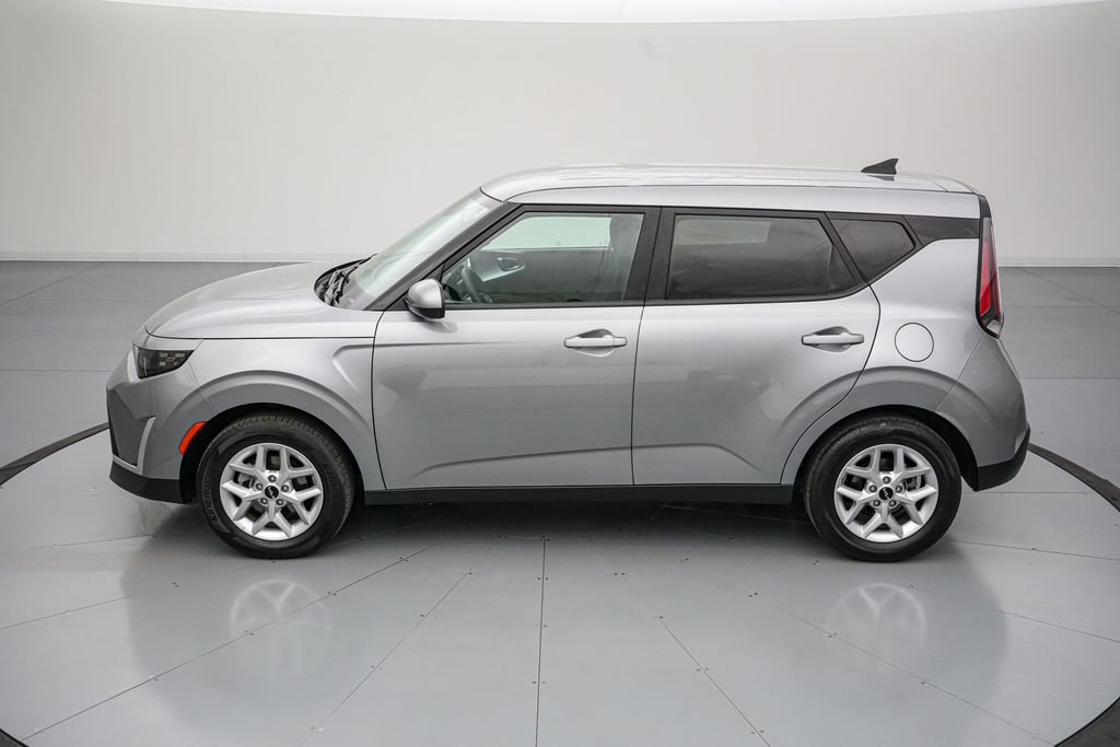 Used 2025 Kia Soul LX FWD image 8