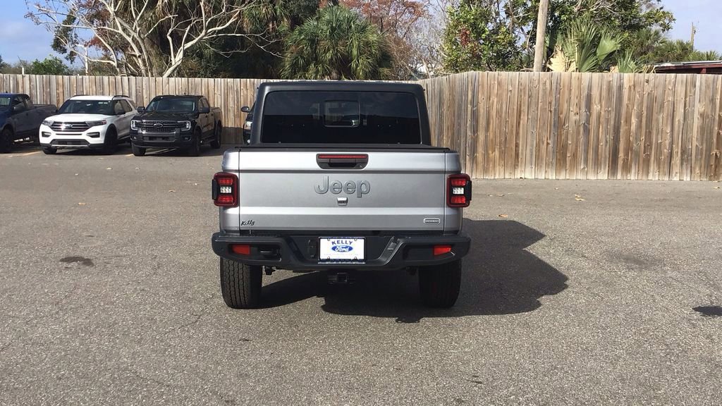 Used 2020 Jeep Gladiator Overland image 4