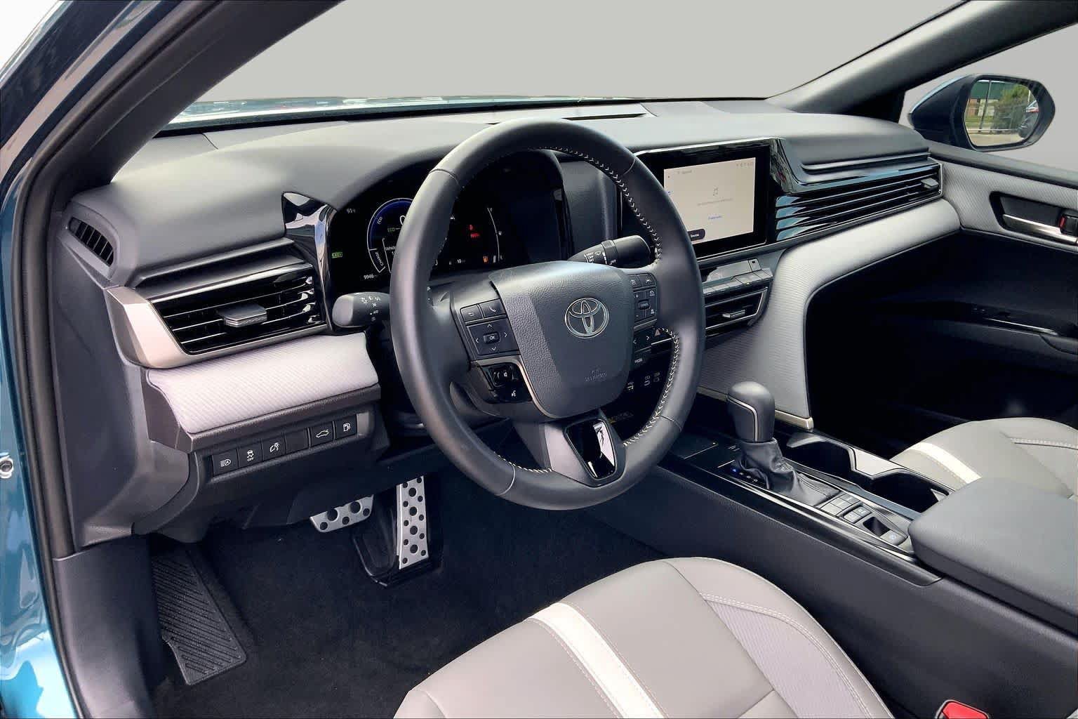 Used 2025 Toyota Camry SE FWD image 17