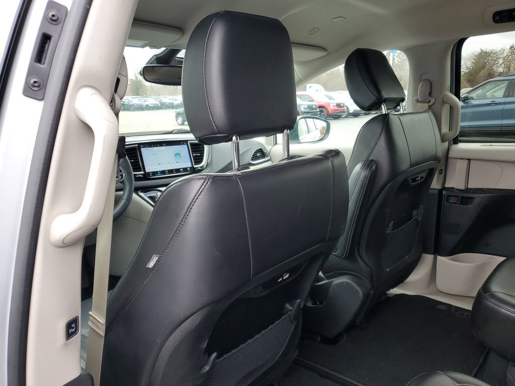Used 2023 Chrysler Pacifica Touring-L image 29